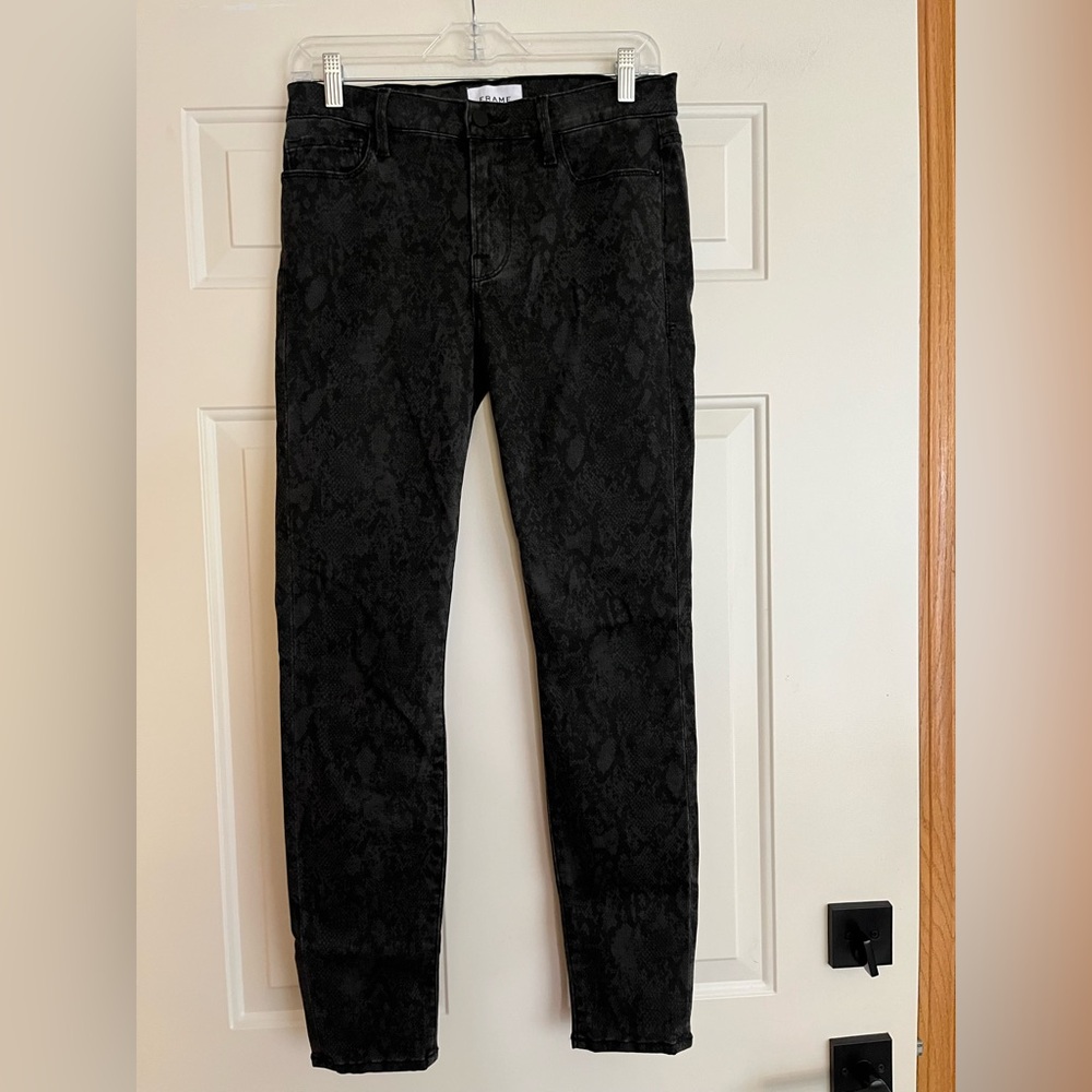 FRAME denim Le Skinny de Jeanne stretch Tonal Python print Jean. Size 30